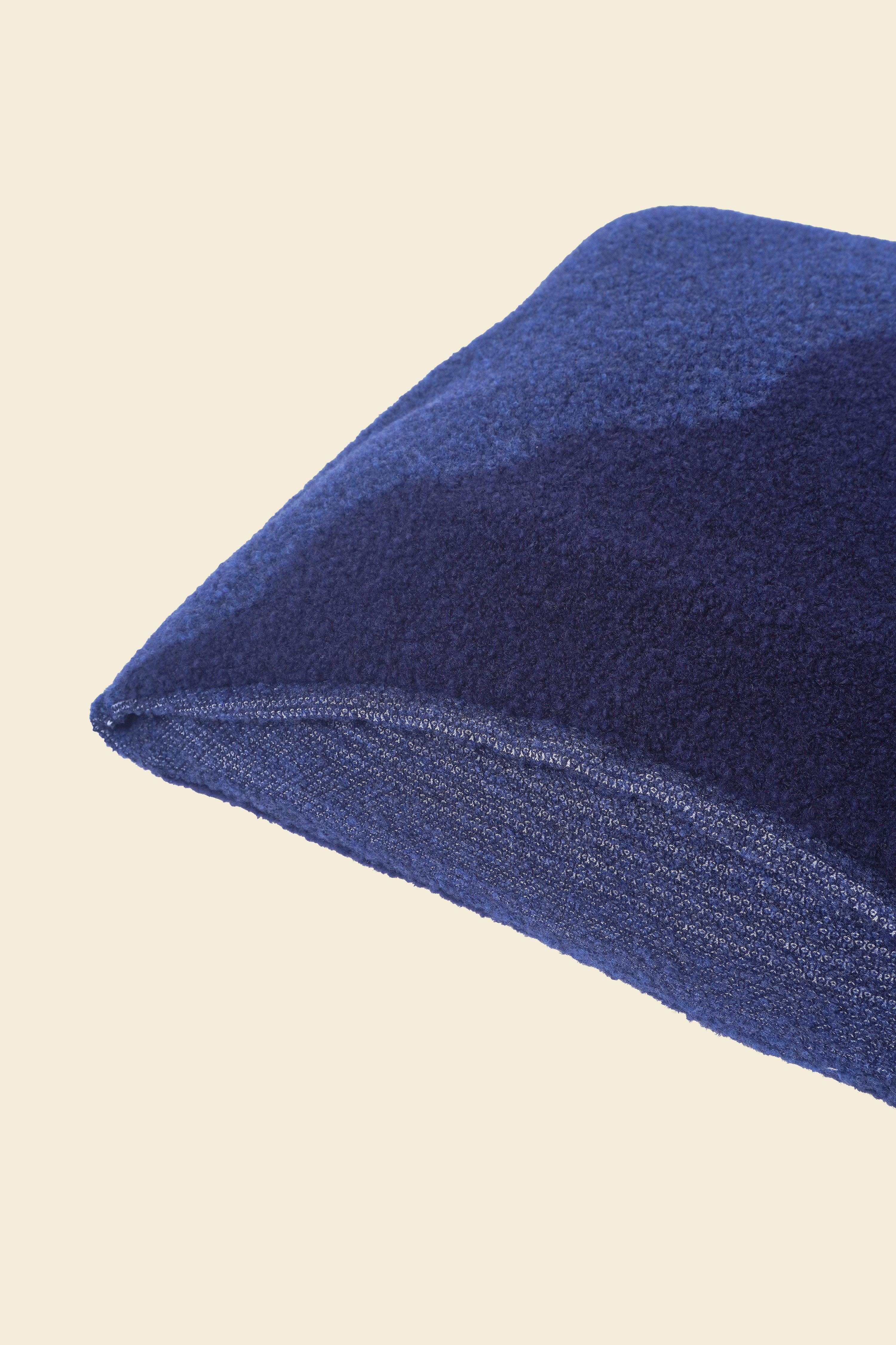 close-up of blue/navy knit plush pillowcase in viscose and merino wool
