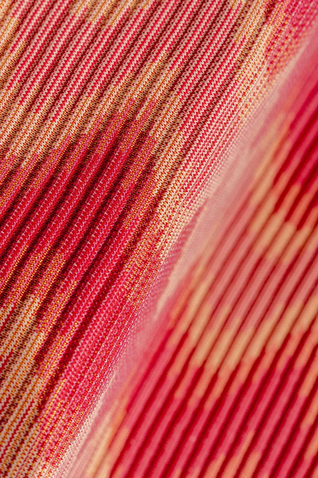 detail of red/yellow knit table mat in organic cotton and viscose with wavy pattern